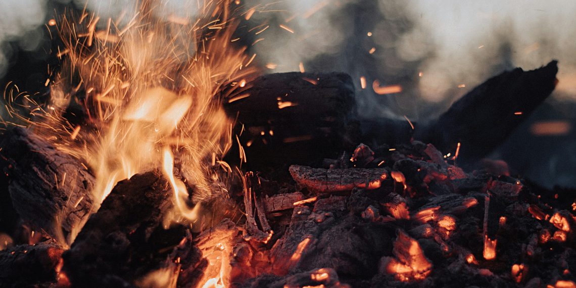 Virgin River (Netflix) : Martin Henderson a mis sa vie en danger pour l'épisode de l'incendie dans la saison 5 - plare. découvrez toute l'intensité de l'univers 'fire' avec notre sélection de produits et d'articles passionnants.
