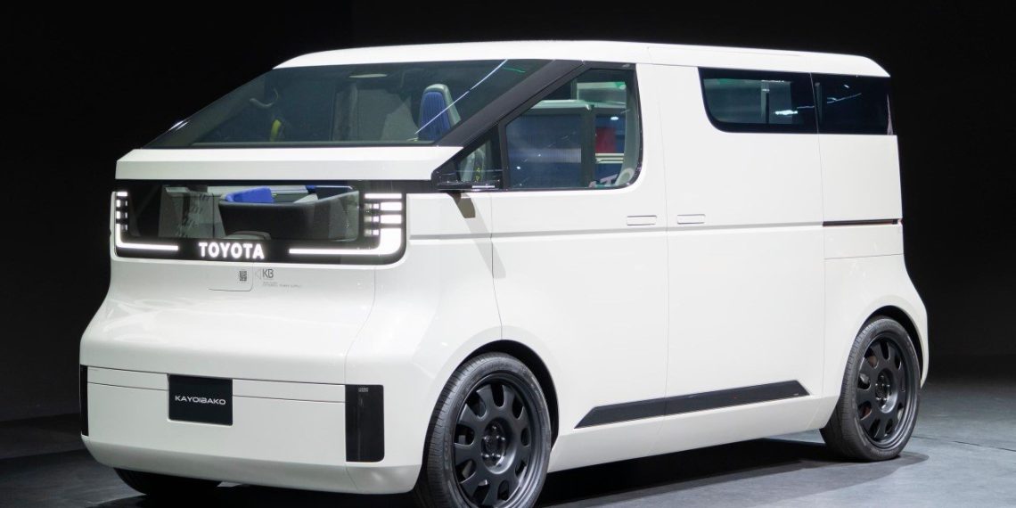 Le nouveau Micro-camper de Toyota se transforme en fourgon de transport, en tente pop-up ou même en fourgon accessible aux fauteuils roulants.