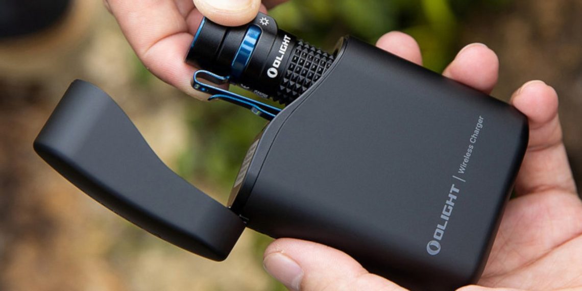 La torche EDC et l&rsquo;étui de chargement vous permettent de ne pas passer trop de temps dans l&rsquo;obscurité.