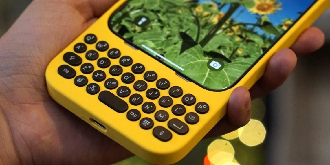 À l'ère des écrans tactiles, pourquoi l'étui-clavier pour iPhone de Clicks est une touche de génie - plare. À l’ère des écrans tactiles, pourquoi l’étui-clavier pour iPhone de Clicks est une touche de génie