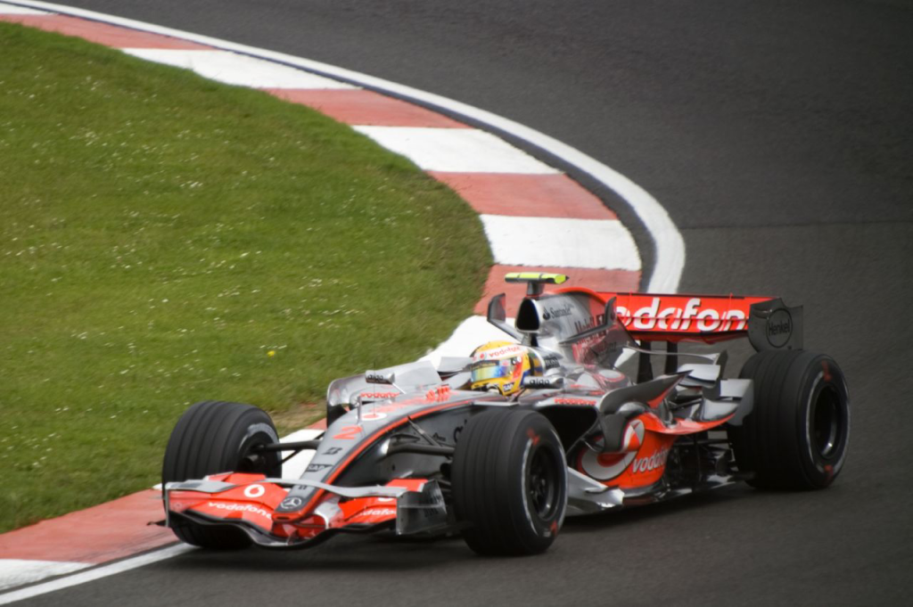 Lewis Hamilton : de pilote de karting à légende vivante de la F1 – la face cachée de l’homme aux 7 titres !" - plare. image 24 - plare.