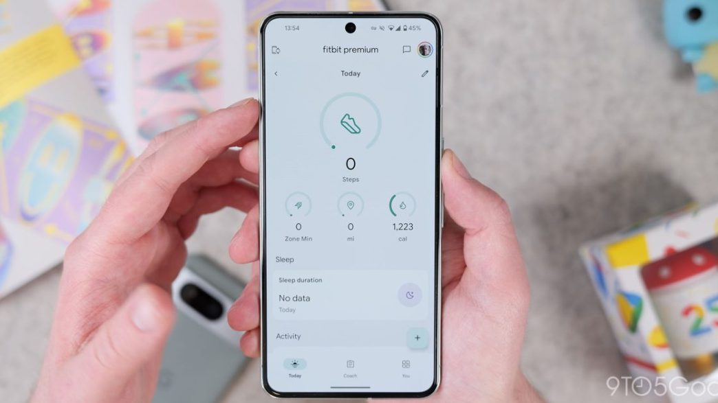 Génère un nouveau titre SEO légèrement accrocheur à partir de Fitbit app redesigns Health Metrics UI on Android, iOS, en intégrant des mots-clés pertinents. Ne commence pas par "découvrir" ou un mot proche. Utilise une seule majuscule par phrase, sauf pour les noms propres et les entités nommés. Assure-toi que la première lettre du titre est toujours en majuscule. Ne pas ajouter de date si le titre d'origine n'en contient pas. Convertis les prix en dollars en euros en utilisant un taux de change actuel.