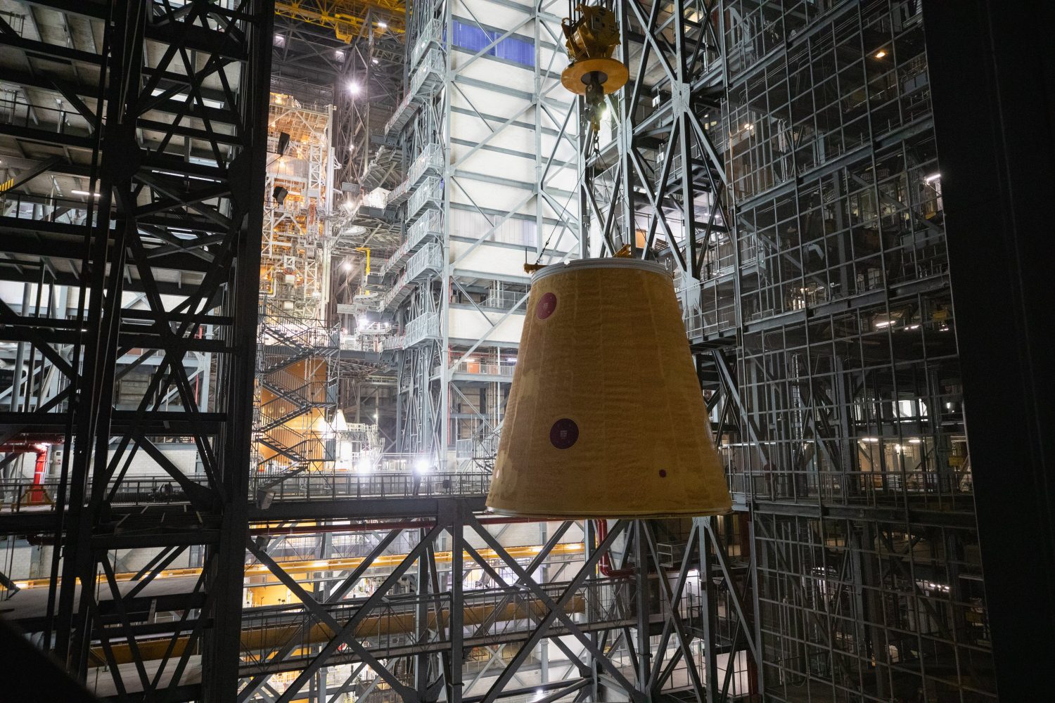 L'assemblage du lanceur d'Artemis 2 progresse avec l'achèvement de la phase principale