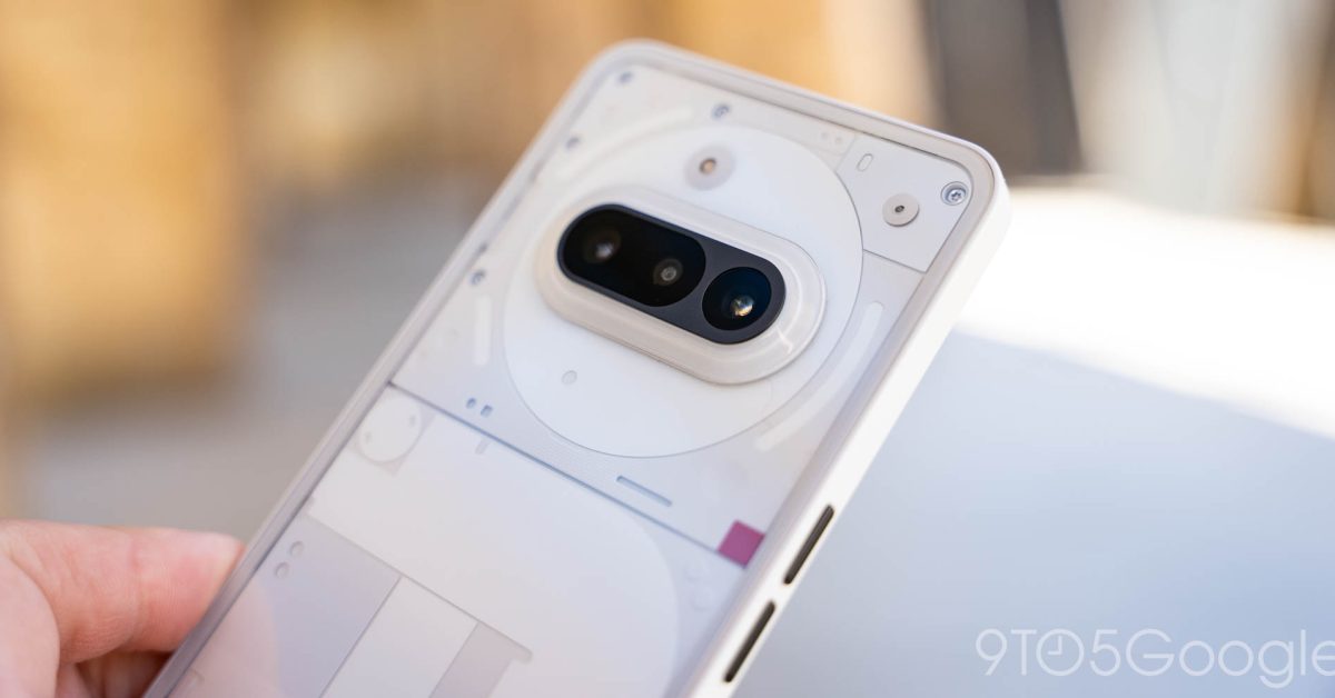 Les récentes fuites concernant le Nothing Phone (3) révèlent un prix nettement plus élevé que prévu, suggérant une montée en gamme significative pour ce modèle phare. Selon des informations récentes, le Nothing Phone (3) serait proposé à environ 800 £, soit environ 1 062 $ ou 1 000 € (androidcentral.com). Cette augmentation de prix reflète les améliorations attendues, notamment l'intégration du processeur Snapdragon 8 Elite de Qualcomm, une batterie plus grande de 5 000 mAh ou plus, et un système de caméra triple avec un capteur principal de 50 MP (androidcentral.com). Ces caractéristiques visent à positionner le Nothing Phone (3) comme un concurrent sérieux dans le segment haut de gamme du marché des smartphones.