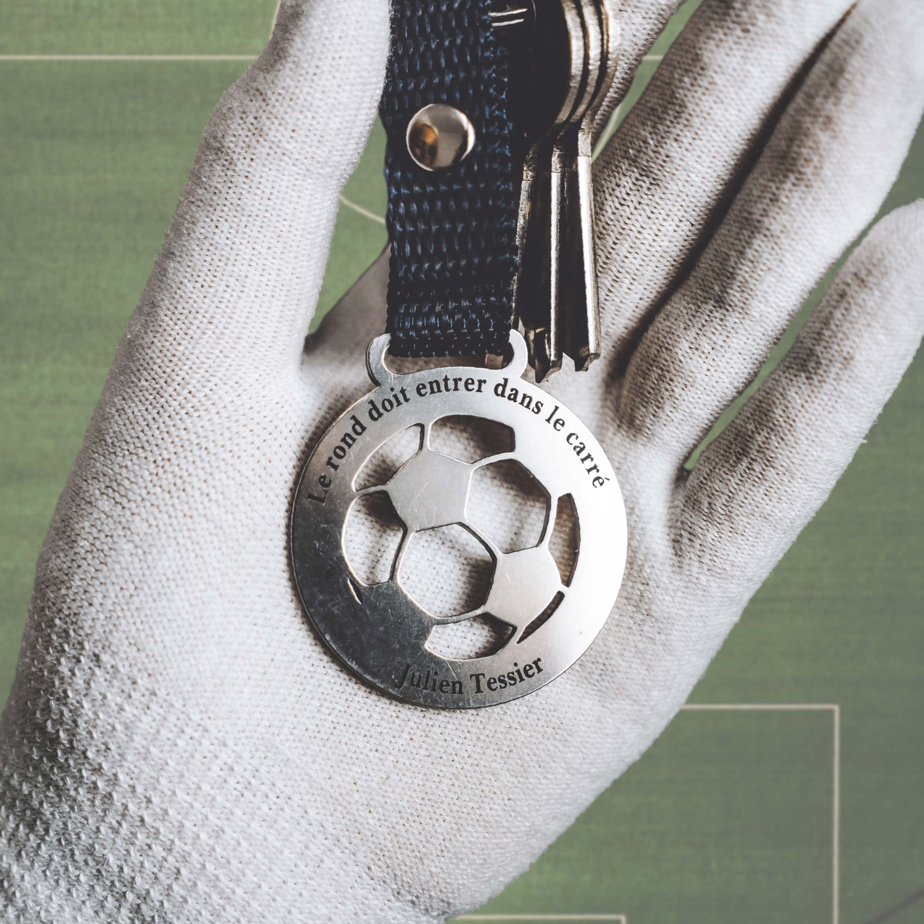 découvrez notre sélection de cadeaux pour les passionnés de football ! que ce soit pour un anniversaire, noël ou toute autre occasion, trouvez l'objet parfait pour ravir les fans de ce sport légendaire. offrez des maillots, accessoires, ballons et bien plus encore, pour faire briller les yeux des amateurs de football.