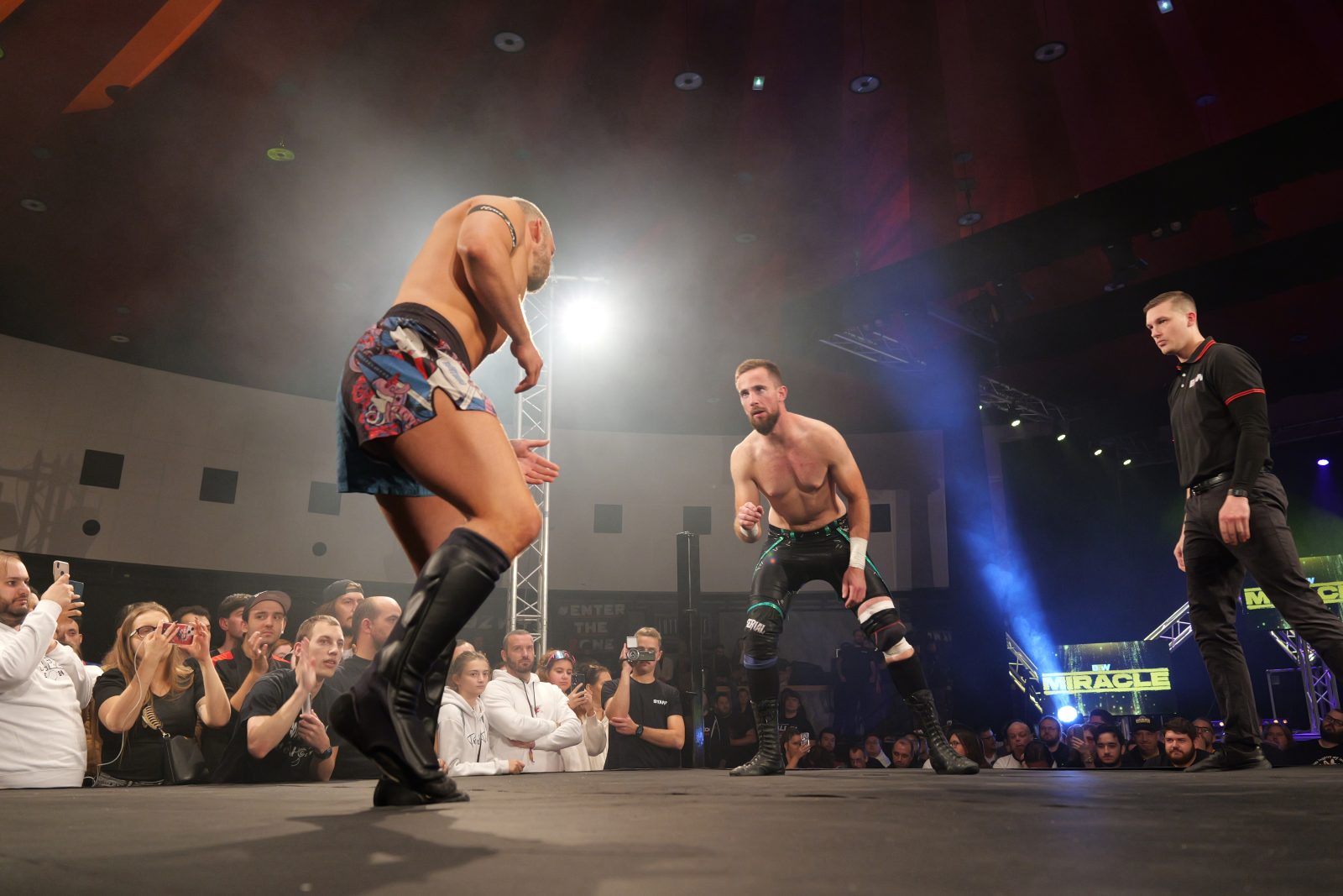 découvrez l'univers fascinant des catcheurs emblématiques qui ont marqué l'histoire du catch. plongez dans leur parcours, leurs combats mémorables et leur impact sur la culture populaire.