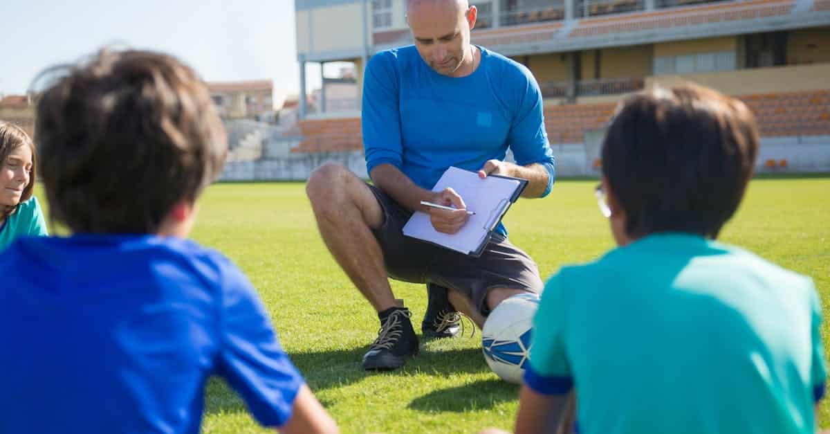 découvrez les entraîneurs légendaires du football qui ont marqué l'histoire du sport roi. plongez dans leurs stratégies, succès mémorables et l'impact indélébile qu'ils ont laissé sur le jeu à travers les décennies.