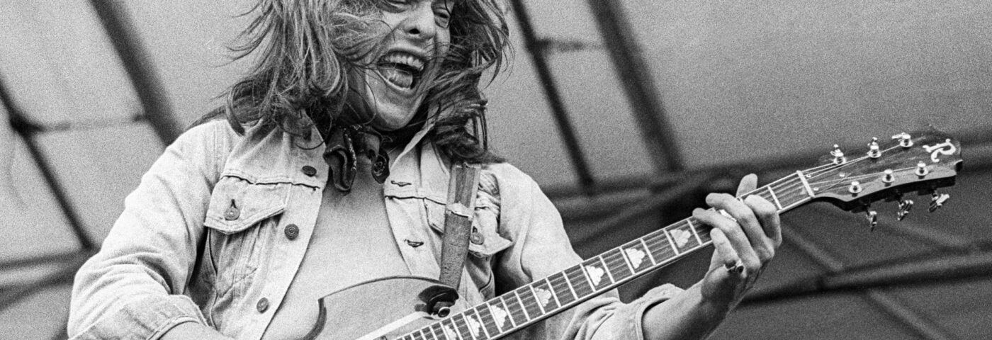 découvrez l'univers fascinant des guitaristes légendaires qui ont marqué l'histoire de la musique. explorez leur parcours, leurs techniques innovantes et leur impact sur la scène musicale mondiale.