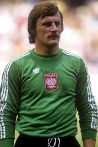 découvrez les joueurs légendaires du football polonais qui ont marqué l'histoire du sport avec leurs exploits. plongez dans l'univers de ces icônes du ballon rond et revivez leurs moments de gloire sur le terrain.