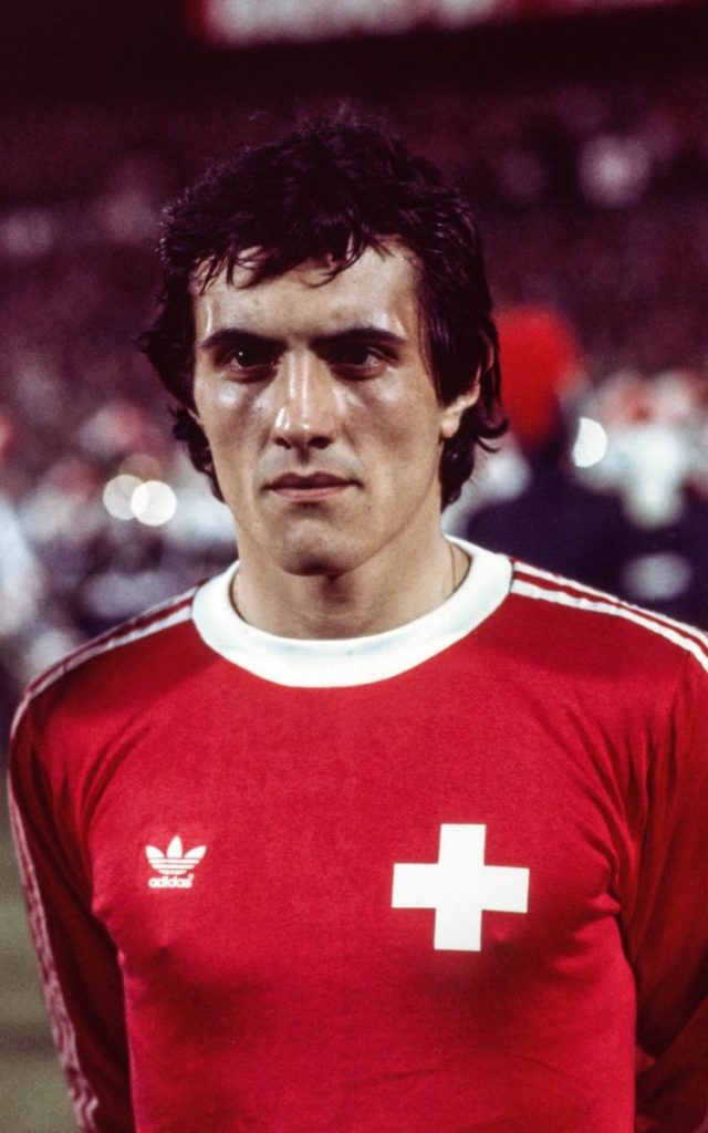 découvrez les meilleurs footballeurs suisses qui ont marqué l'histoire du football. des talents emblématiques aux étoiles montantes, explorez leurs parcours, statistiques et contributions au sport. suivez le récit de ces athlètes passionnés qui représentent la suisse sur la scène internationale.