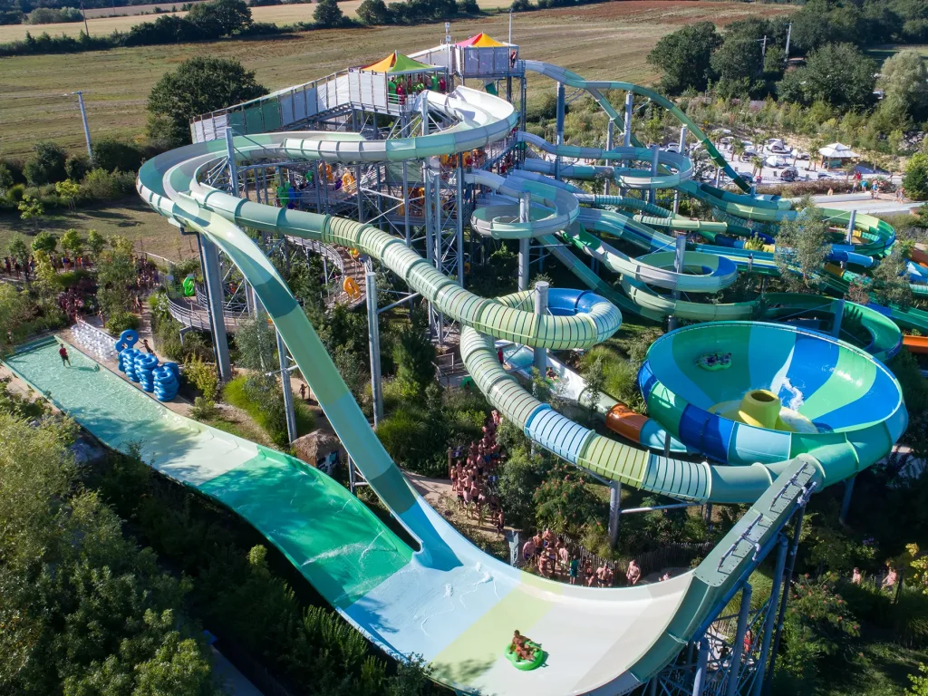 découvrez les meilleurs parcs aquatiques en france pour des journées d'été inoubliables. glissez sur des toboggans, relaxez-vous dans des bassins chauffés et amusez-vous en famille ou entre amis dans des attractions aquatiques variées.