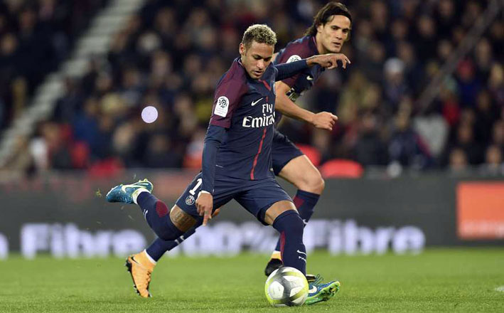 découvrez les tireurs de coups francs emblématiques qui ont marqué l'histoire du football. plongez dans l'univers de ces maîtres de la précision et revivez leurs moments inoubliables sur le terrain.