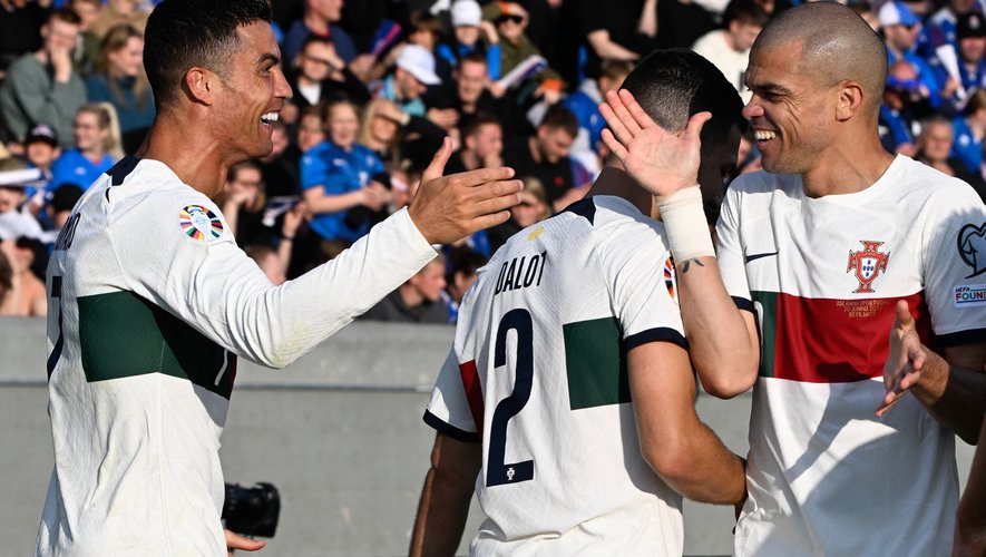 découvrez le classement des 10 meilleurs joueurs portugais, mettant en lumière leurs performances, leurs clubs et leurs contributions remarquables au football. plongez dans l'univers des stars du ballon rond et soyez témoin de l'histoire du football portugais.