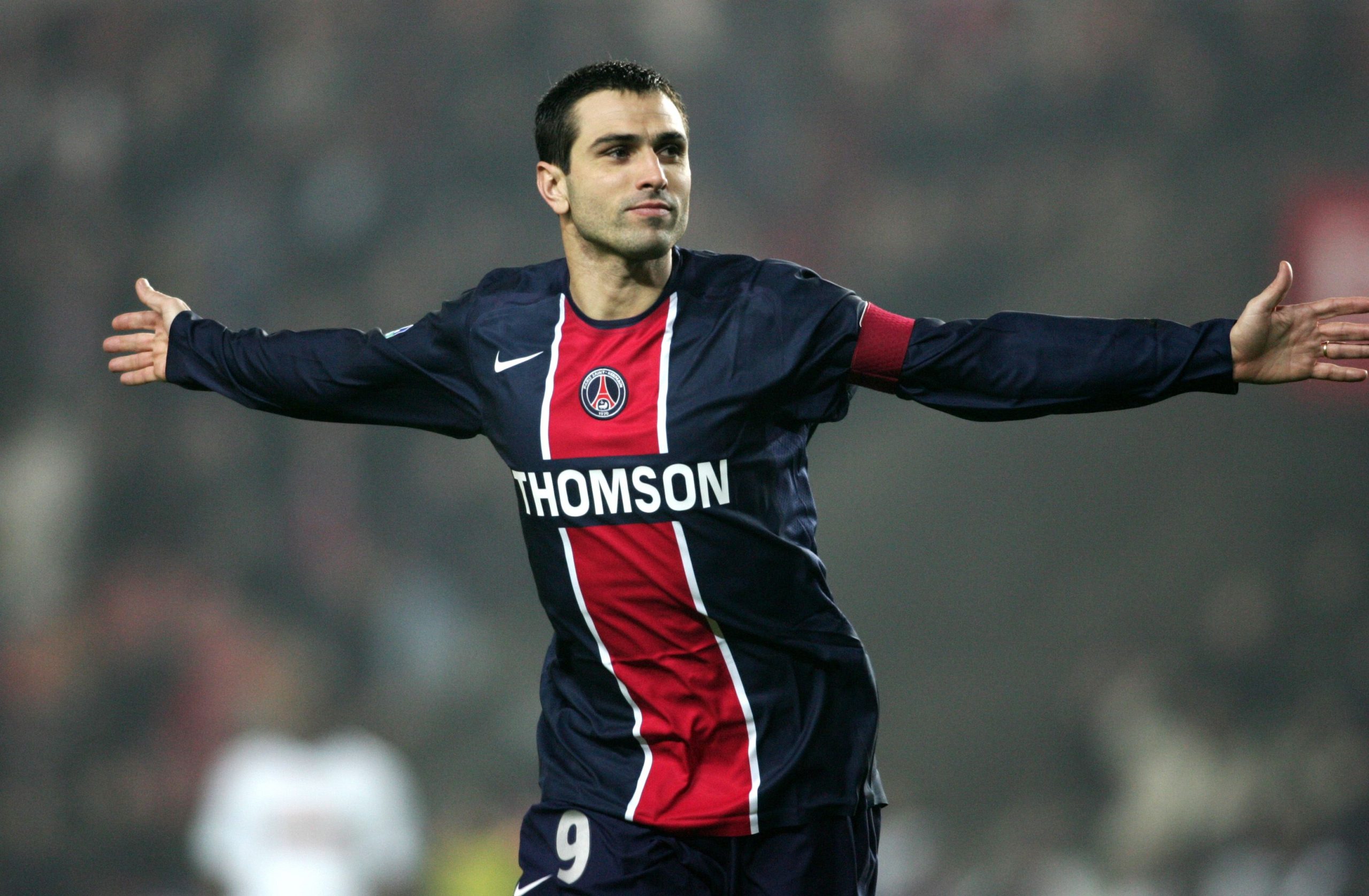 découvrez notre sélection des 10 meilleurs joueurs portugais qui ont marqué l'histoire du football. de cristiano ronaldo à eusébio, explorez les talents qui font la fierté du portugal dans cette liste incontournable.