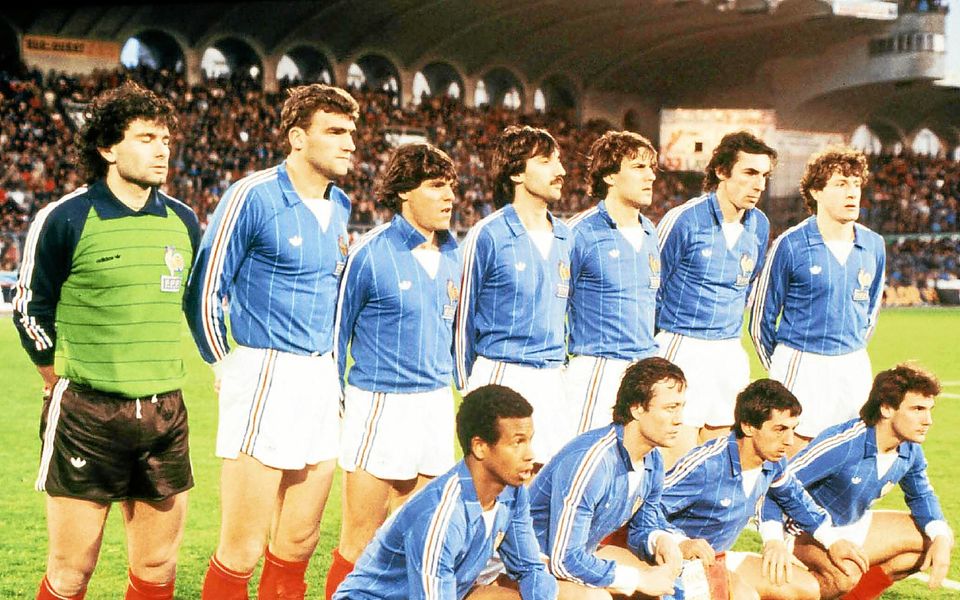 découvrez les attaquants emblématiques qui ont marqué l'histoire du football par leurs performances légendaires, leurs compétences exceptionnelles et leur impact sur le jeu. plongez dans l'univers de ces grands noms qui ont enflammé les terrains et conquis le cœur des fans.