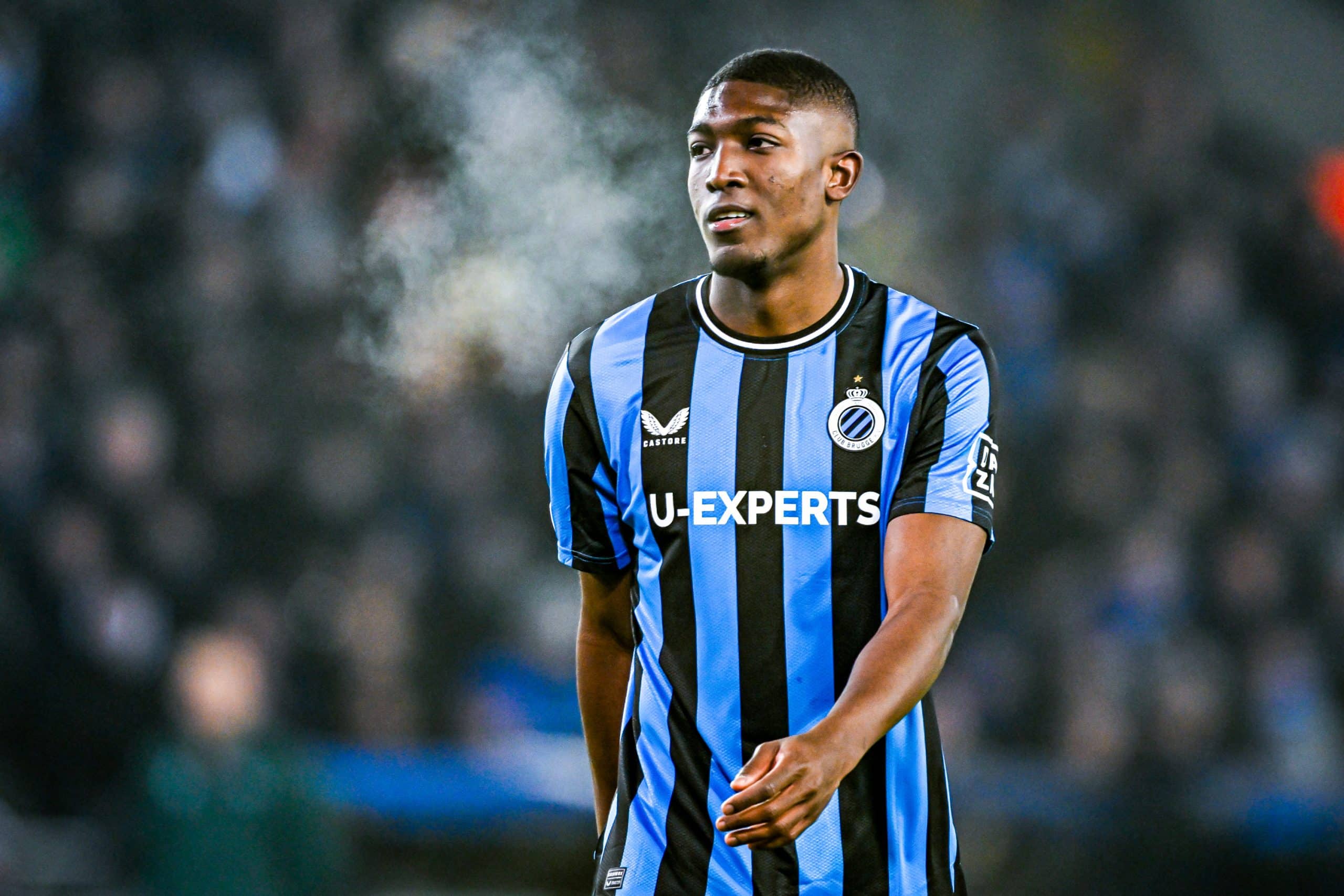 découvrez les défenseurs centraux emblématiques qui ont marqué l'histoire du football. plongez dans l'univers de ces joueurs légendaires, leurs techniques de jeu, leur impact sur le terrain et leur contribution à leurs équipes. un hommage aux géants de l'arrière-garde!