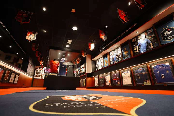 découvrez les légendes du stade rennais, club emblématique du football français. plongez dans l'histoire des joueurs iconiques qui ont marqué de leur empreinte ce club, ainsi que les moments inoubliables qui ont forgé sa réputation. revivez les exploits et les anecdotes de ces héros du ballon rond.