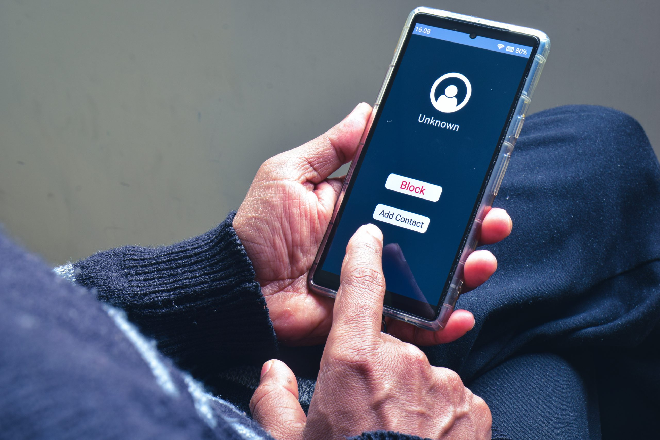 découvrez le vishing, une forme d'escroquerie téléphonique qui utilise la voix pour manipuler et soutirer des informations sensibles. apprenez à reconnaître les signes d'une attaque vishing et protégez vos données personnelles.
