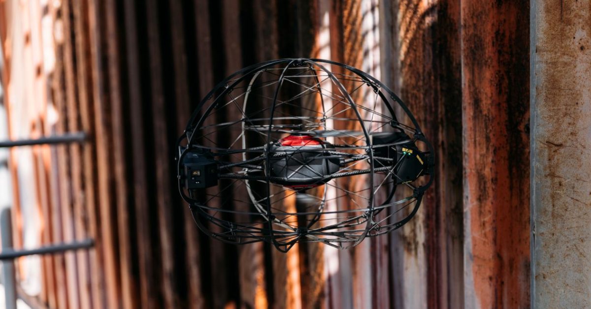 Flybotix, une entreprise suisse spécialisée dans les solutions de drones pour l'inspection d'espaces confinés, a levé près de 10 millions de dollars (environ 9,2 millions d'euros) lors d'un tour de financement de série A. (dronevoicess.com) Cette levée de fonds vise à accélérer le développement de son drone ASIO X, conçu pour effectuer des inspections plus sûres et efficaces dans des environnements industriels complexes. (flybotix.com)