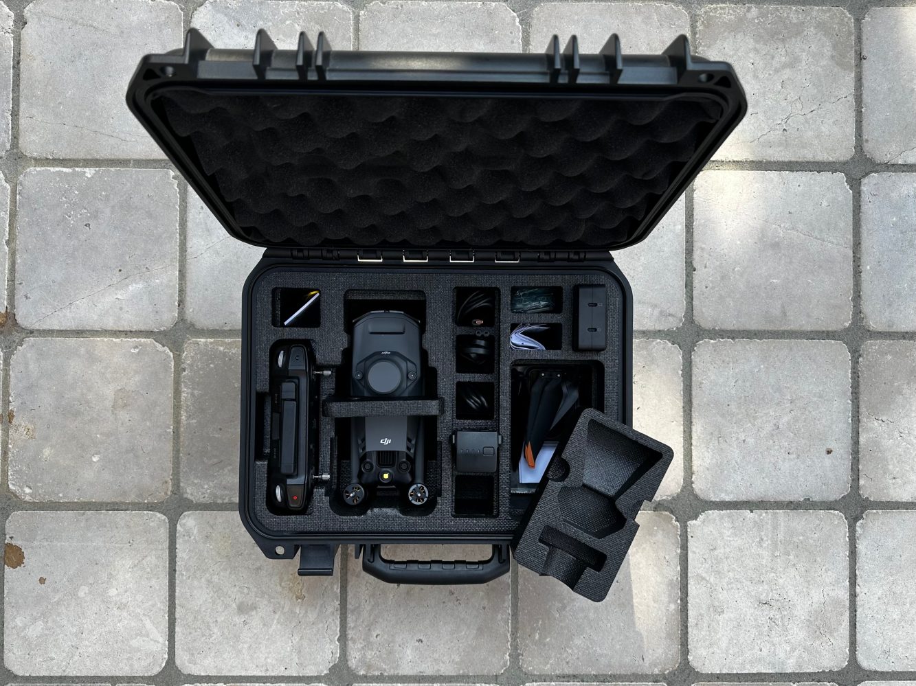 Le DJI Mavic 3E, mis à jour après une décennie, offre des performances exceptionnelles pour les professionnels de la photogrammétrie et de l'inspection. Doté d'un capteur CMOS 4/3 de 20 MP avec obturateur mécanique, il garantit des images précises et détaillées. Son autonomie de vol atteint 45 minutes, idéale pour des missions longues et exigeantes. De plus, il est équipé d'un système de transmission d'images DJI O3 Enterprise et d'un évitement d'obstacles omnidirectionnel, assurant sécurité et fiabilité lors des opérations. (store.cmfd.fr)