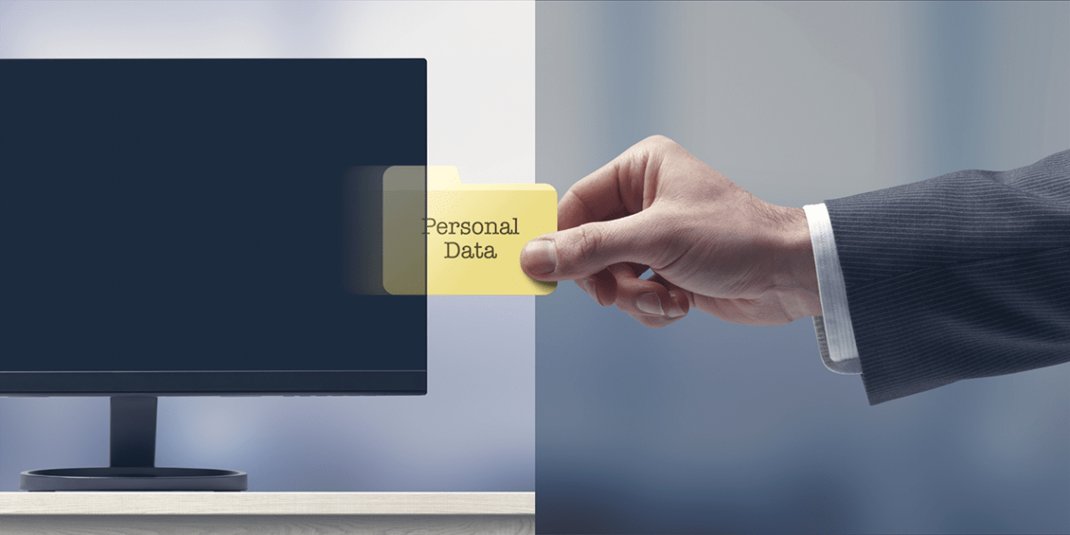 google poursuit un groupe de hackers chinois accusé d'utiliser un kit de phishing par sms pour voler plus d'un milliard de dollars, renforçant la lutte contre la cybercriminalité.