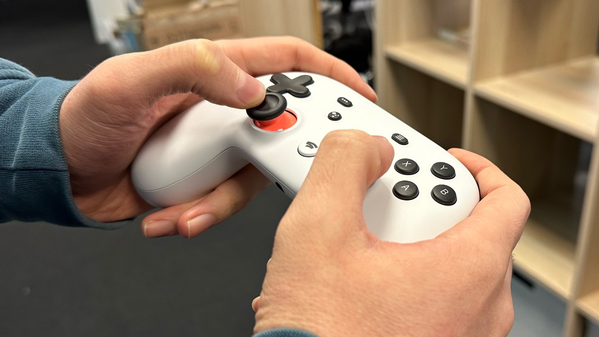 découvrez comment un développeur relance la manette stadia et redonne vie à cette innovation pour les gamers passionnés.