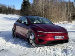 tesla lance une demande pour tester la conduite autonome full self-driving (fsd) en suède, marquant une étape importante dans le développement de la technologie autonome en europe.