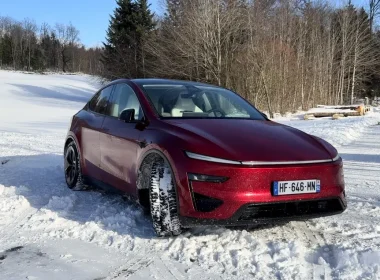 tesla lance une demande pour tester la conduite autonome full self-driving (fsd) en suède, marquant une étape importante dans le développement de la technologie autonome en europe.