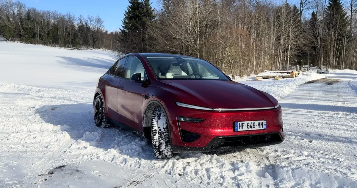 tesla lance une demande pour tester la conduite autonome full self-driving (fsd) en suède, marquant une étape importante dans le développement de la technologie autonome en europe.