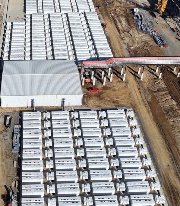 découvrez comment le tesla megapack alimente un centre d'intelligence artificielle au brésil, garantissant une énergie fiable et durable pour les technologies de pointe.