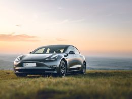 découvrez pourquoi les concurrents de tesla montrent peu d'intérêt pour la conduite autonome et les enjeux qui en découlent dans l'industrie automobile.