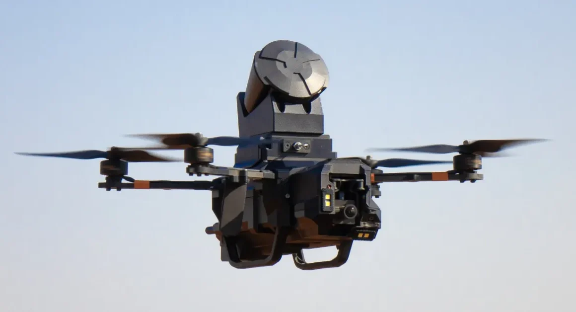 Survolez cette course-poursuite de police aérienne pour capturer des drones malveillants [Vidéo]