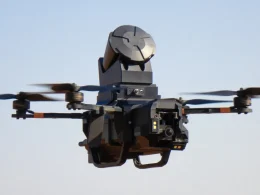 Survolez cette course-poursuite de police aérienne pour capturer des drones malveillants [Vidéo]