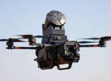 Survolez cette course-poursuite de police aérienne pour capturer des drones malveillants [Vidéo]