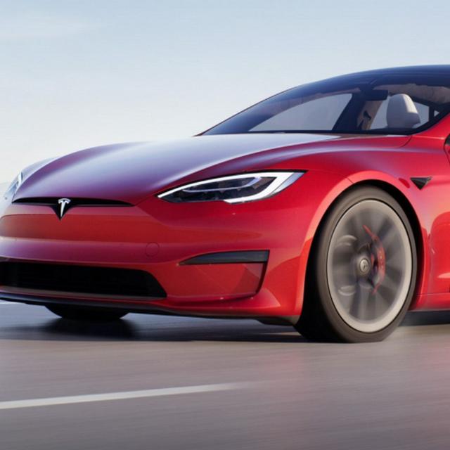 participez au débat sur le transfert du système de conduite autonome tesla, ses implications technologiques, sécuritaires et légales pour l'avenir de la mobilité.