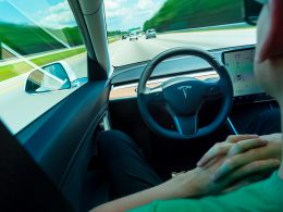 participez au débat sur le transfert et l'évolution du système de conduite autonome tesla, ses enjeux technologiques, sécuritaires et éthiques.