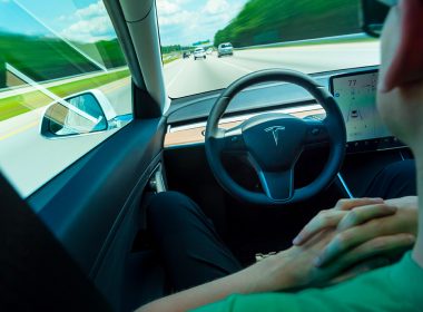 participez au débat sur le transfert et l'évolution du système de conduite autonome tesla, ses enjeux technologiques, sécuritaires et éthiques.