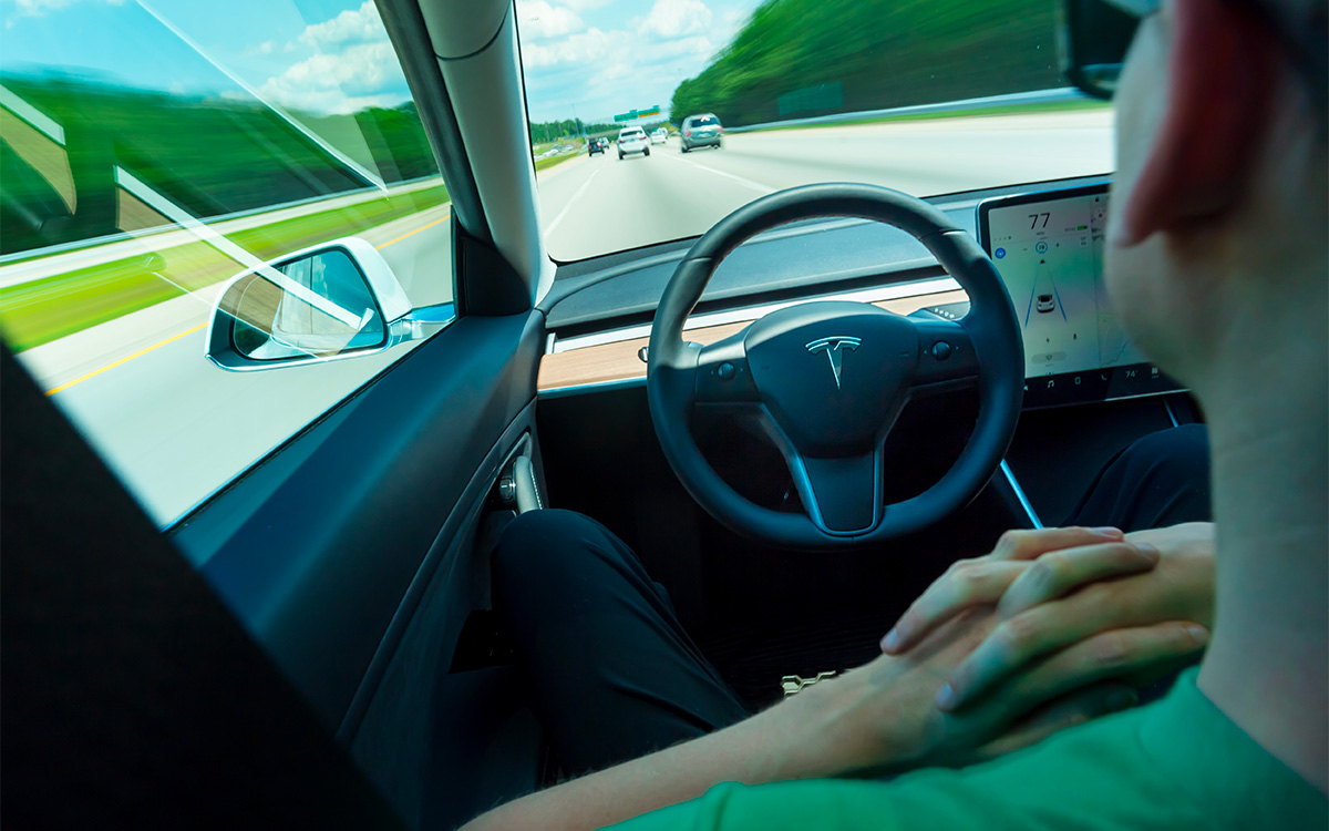 participez au débat sur le transfert et l'évolution du système de conduite autonome tesla, ses enjeux technologiques, sécuritaires et éthiques.