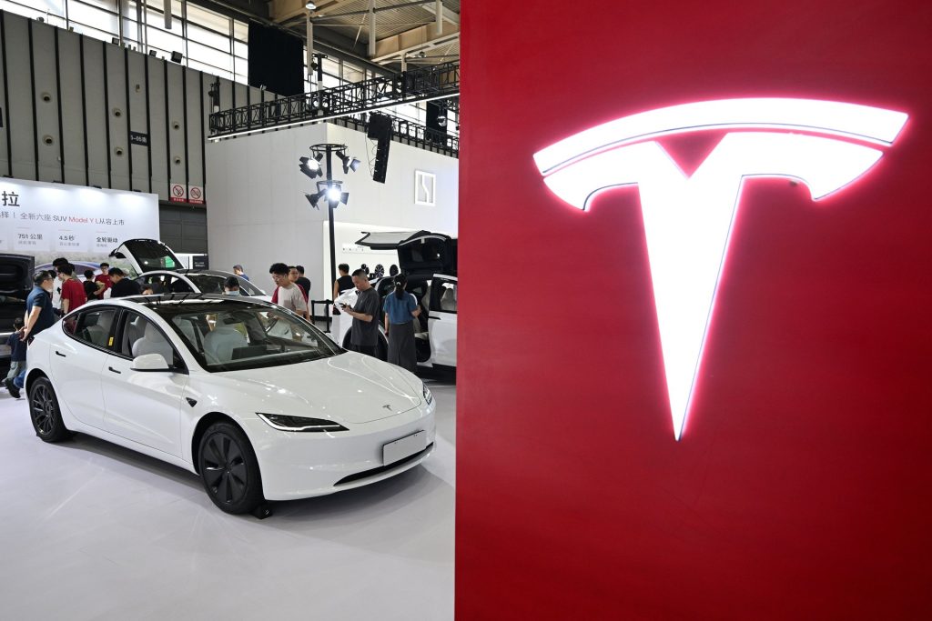 la flotte tesla équipée du système full self-driving (fsd) atteint un impressionnant total de 8,4 milliards de miles parcourus, démontrant les progrès majeurs de la conduite autonome.