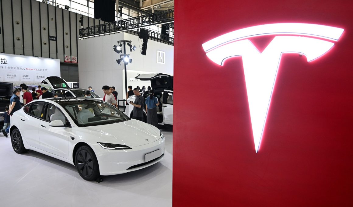 la flotte tesla équipée du système full self-driving (fsd) atteint un impressionnant total de 8,4 milliards de miles parcourus, démontrant les progrès majeurs de la conduite autonome.