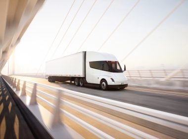 découvrez comment le tesla semi inspire l'adoption grâce à l'expérience d'un nouvel utilisateur, entre innovation et performance.