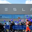 découvrez les raisons derrière la résistance des salariés de tesla à giga berlin face au syndicalisme et les enjeux sociaux au sein de l'usine.