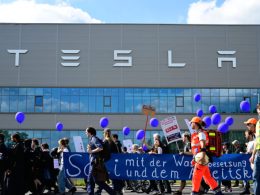 découvrez les raisons derrière la résistance des salariés de tesla à giga berlin face au syndicalisme et les enjeux sociaux au sein de l'usine.