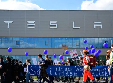 découvrez les raisons derrière la résistance des salariés de tesla à giga berlin face au syndicalisme et les enjeux sociaux au sein de l'usine.