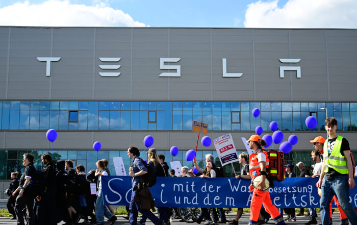 découvrez les raisons derrière la résistance des salariés de tesla à giga berlin face au syndicalisme et les enjeux sociaux au sein de l'usine.