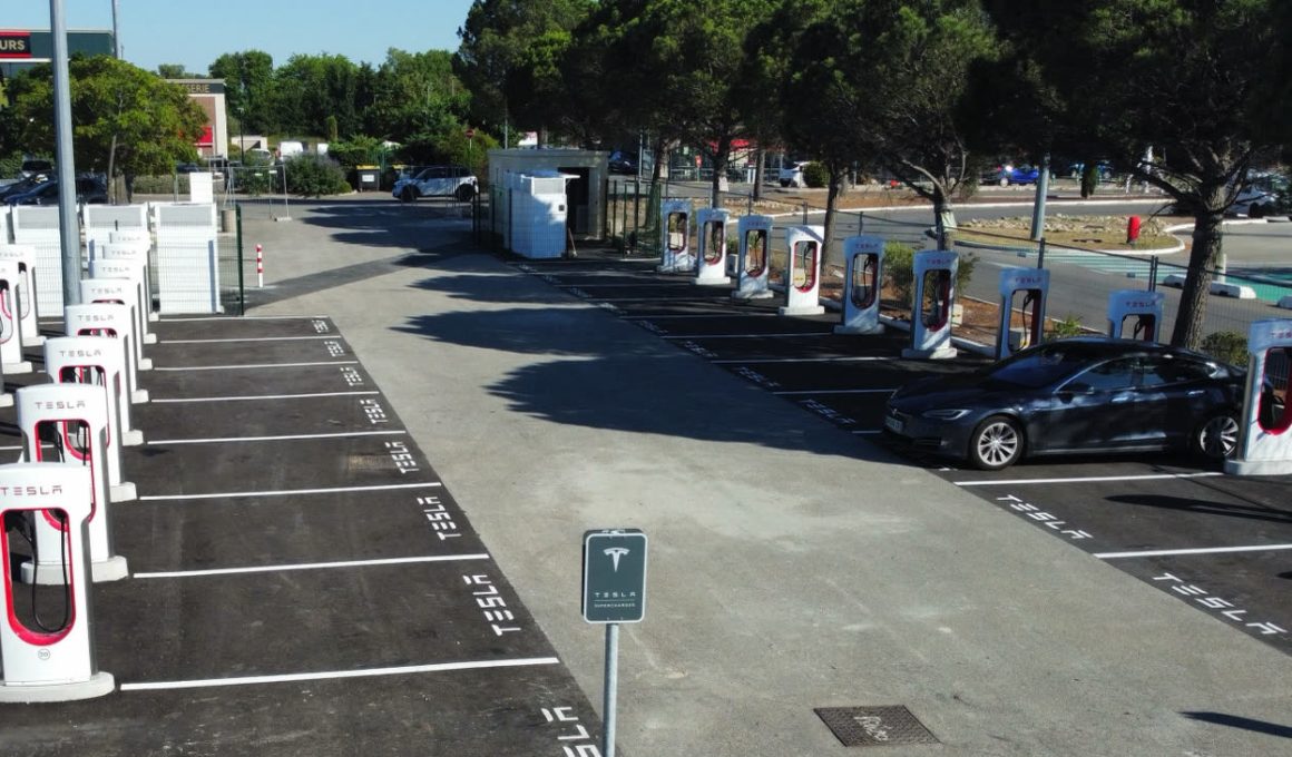 tesla ouvre ses stations de superchargeurs aux véhicules électriques d'autres marques, facilitant ainsi la recharge rapide pour tous les conducteurs d'ev.