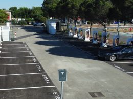 tesla ouvre ses stations de superchargeurs aux véhicules électriques d'autres marques, facilitant ainsi la recharge rapide pour tous les conducteurs d'ev.