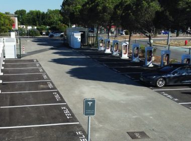 tesla ouvre ses stations de superchargeurs aux véhicules électriques d'autres marques, facilitant ainsi la recharge rapide pour tous les conducteurs d'ev.