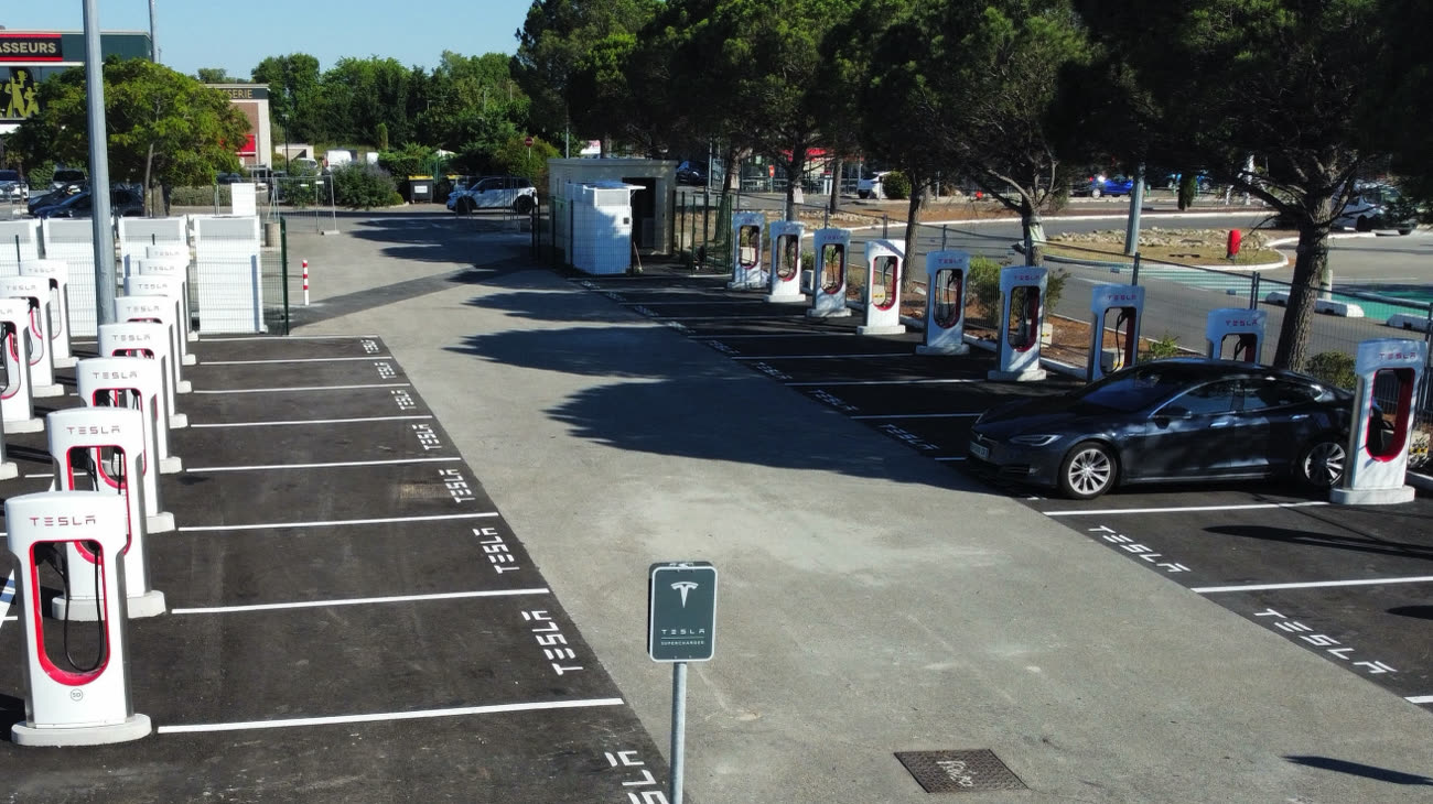 tesla ouvre ses stations de superchargeurs aux véhicules électriques d'autres marques, facilitant ainsi la recharge rapide pour tous les conducteurs d'ev.