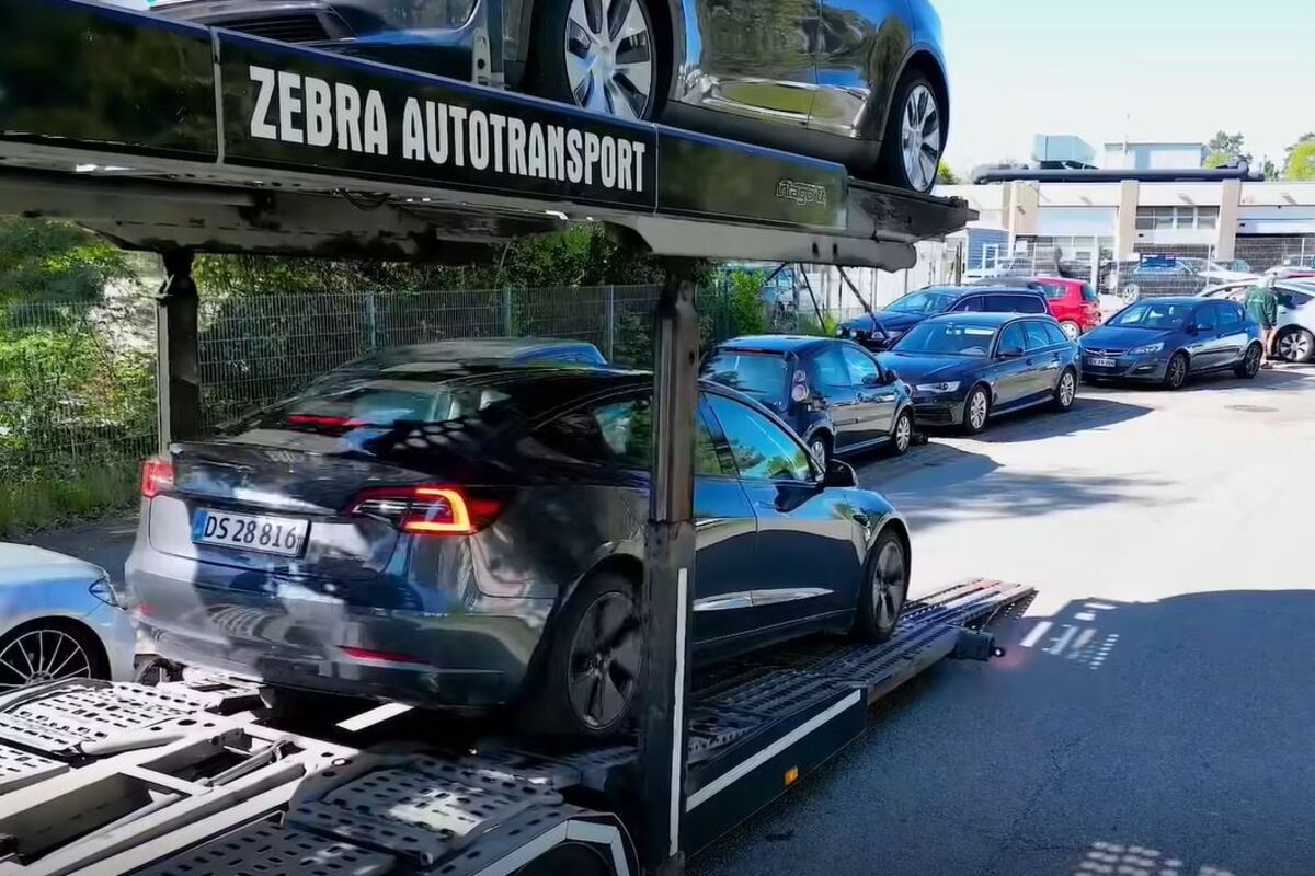 tesla perd un directeur clé, soulevant des questions sur l'avenir stratégique de l'entreprise et ses projets d'innovation.